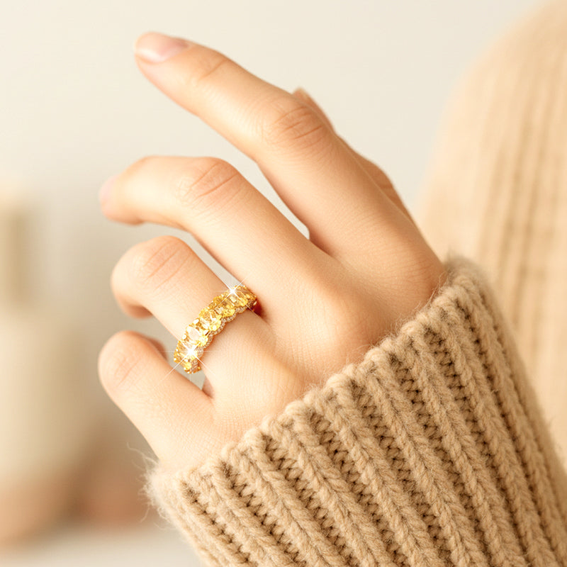 Modischer Mémoire-Ring mit glitzernden Zirkonia-Steinen