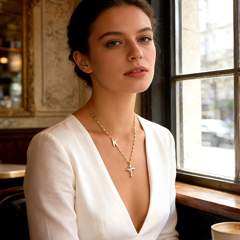 🔥🎉Zarte Blütenblatt-Kette mit Initialen-Anhänger🌸